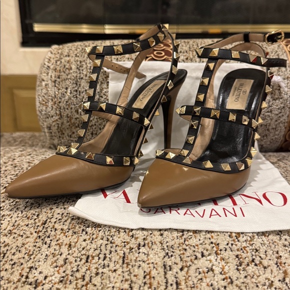 AUTHENTIC Valentino Tan and Black Rockstud Heels - Picture 3 of 9